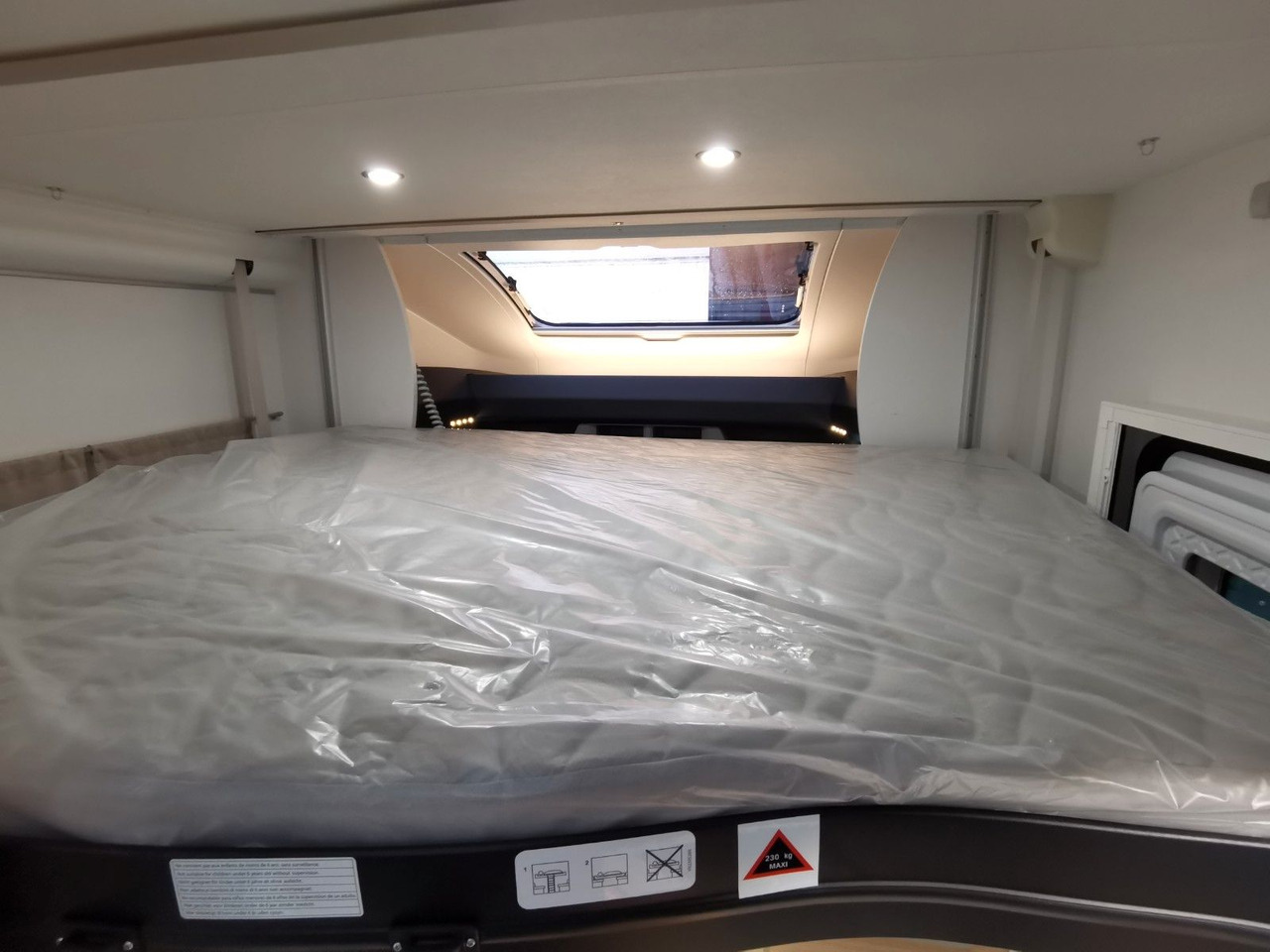 Half integraal camper Chausson 627 TITANIUM / - 2026 - / EINZELBETTEN & HUBBETT