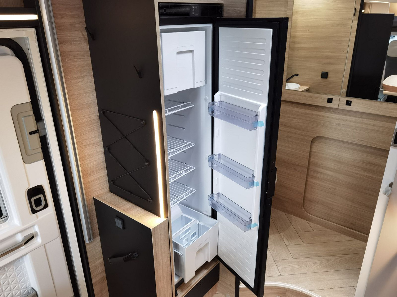 Half integraal camper Chausson 630 TITANIUM / - 2026 - / EINZEL.- HUBBETTEN