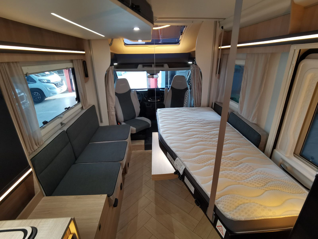Half integraal camper Chausson 630 TITANIUM / - 2026 - / EINZEL.- HUBBETTEN