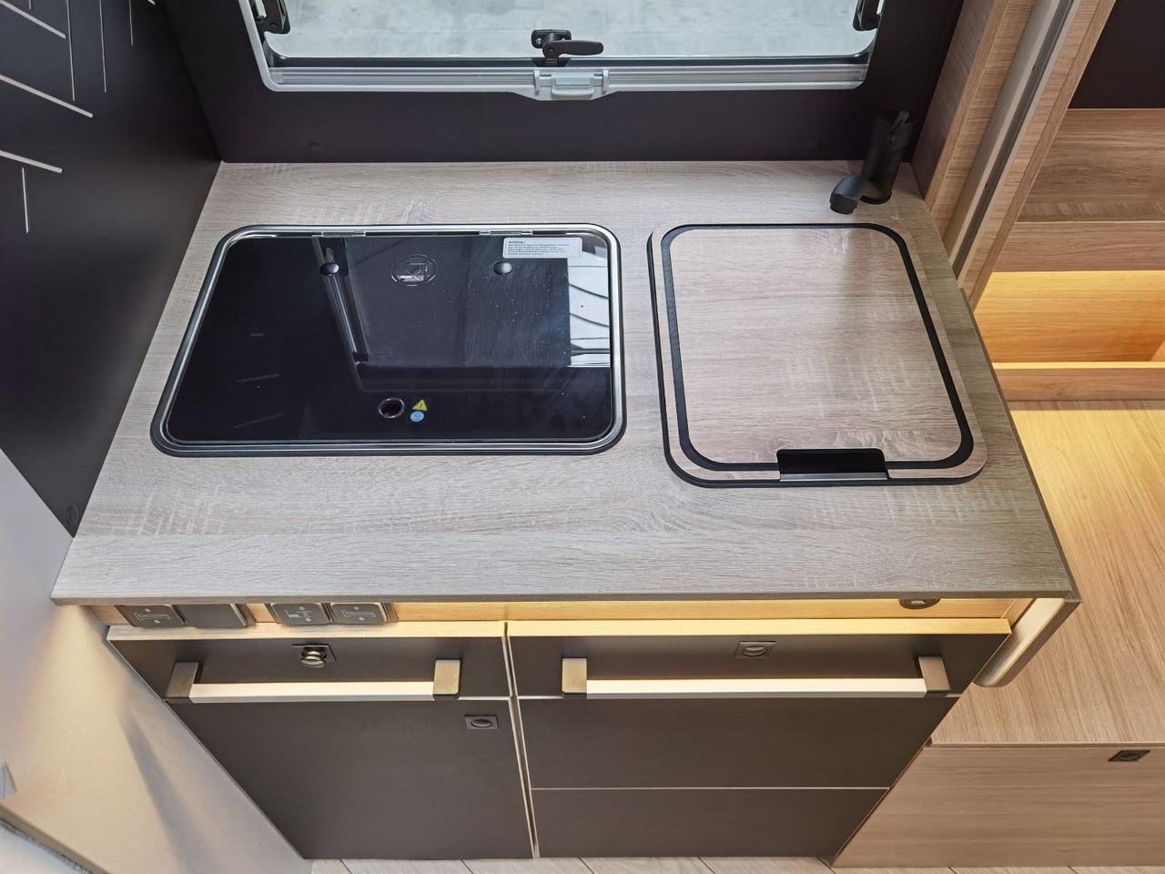 Half integraal camper Chausson 630 TITANIUM / - 2026 - / EINZEL.- HUBBETTEN