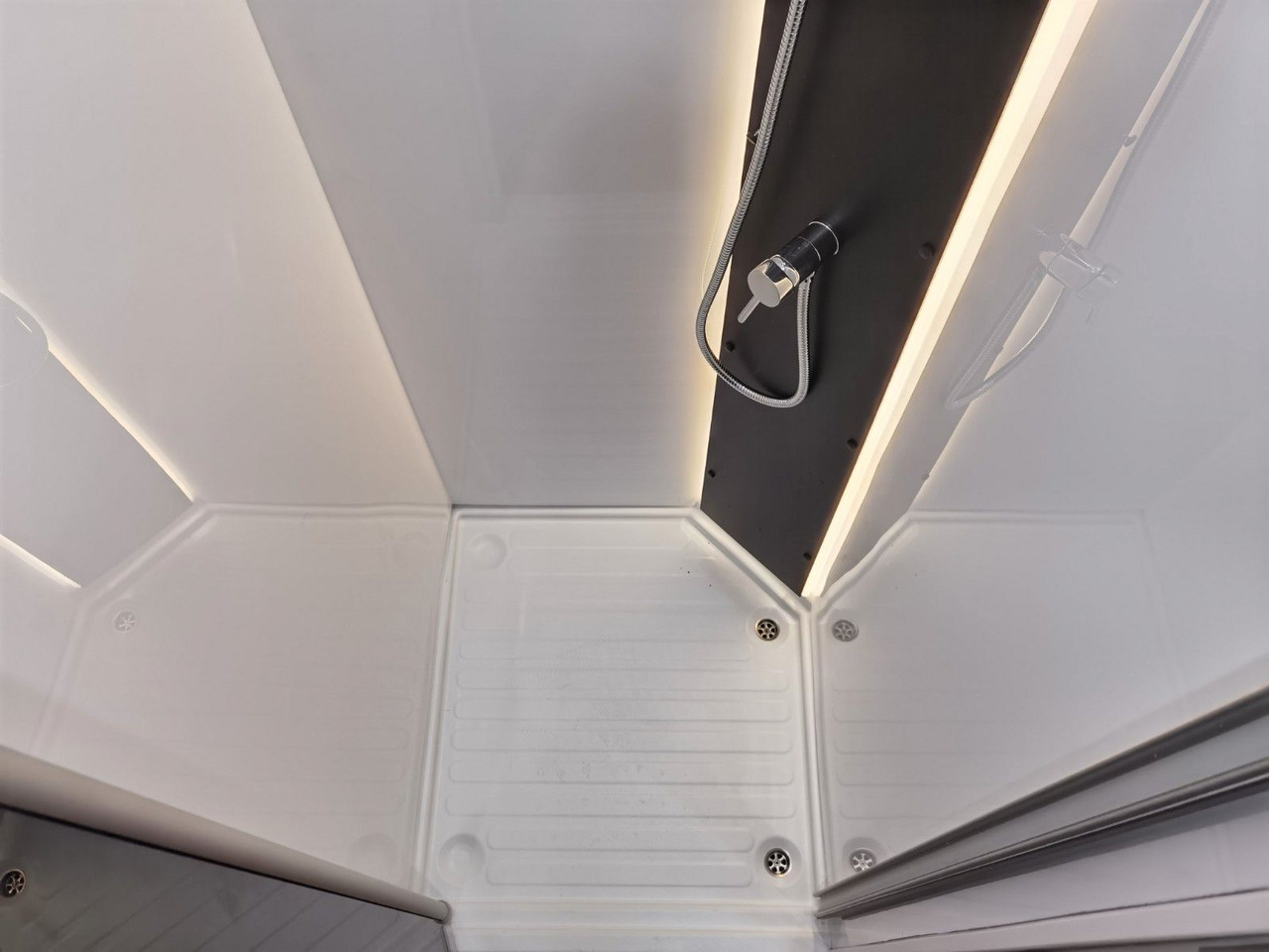 Half integraal camper Chausson 630 TITANIUM / - 2026 - / EINZEL.- HUBBETTEN