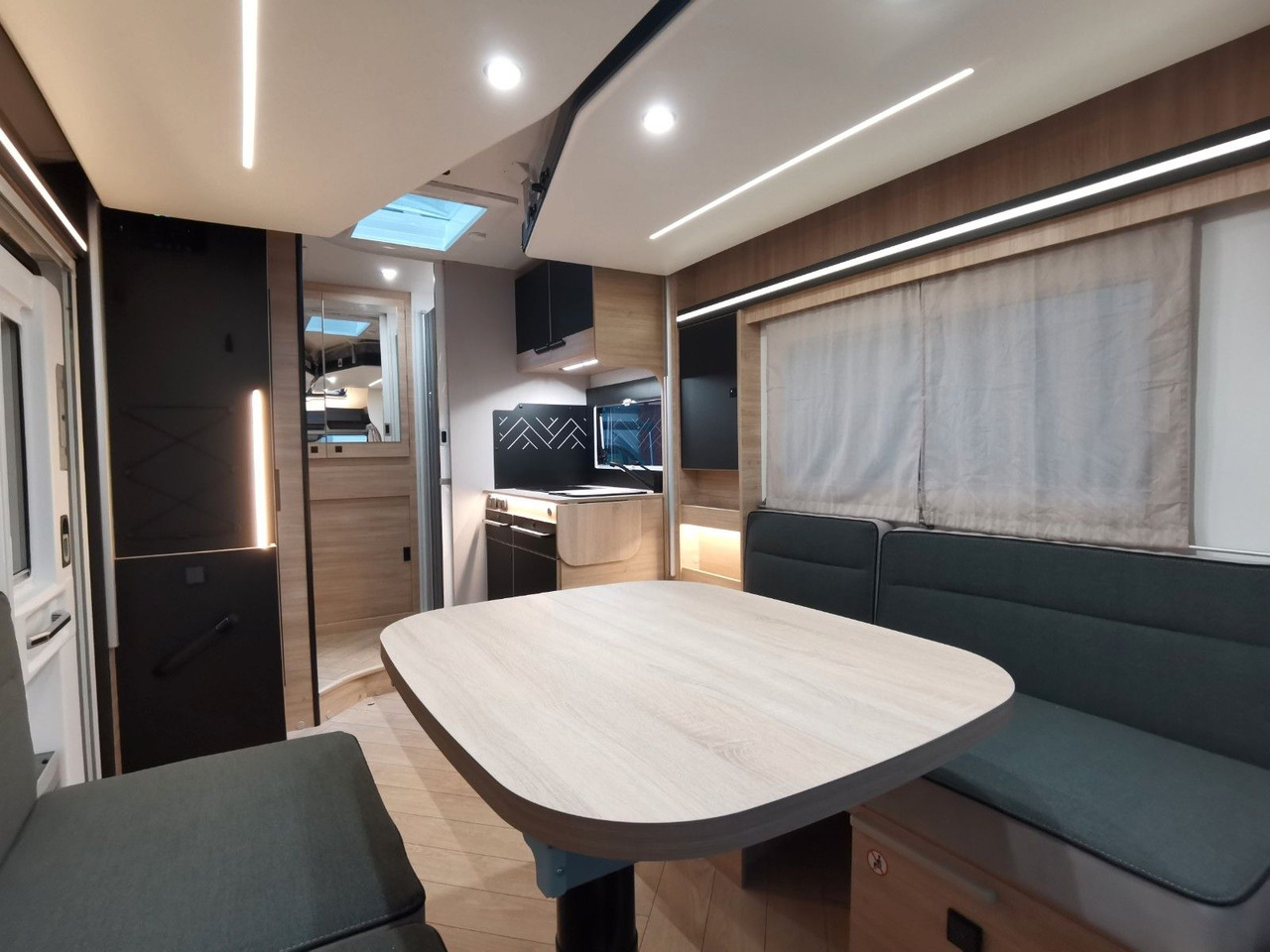 Half integraal camper Chausson 630 TITANIUM / - 2026 - / EINZEL.- HUBBETTEN