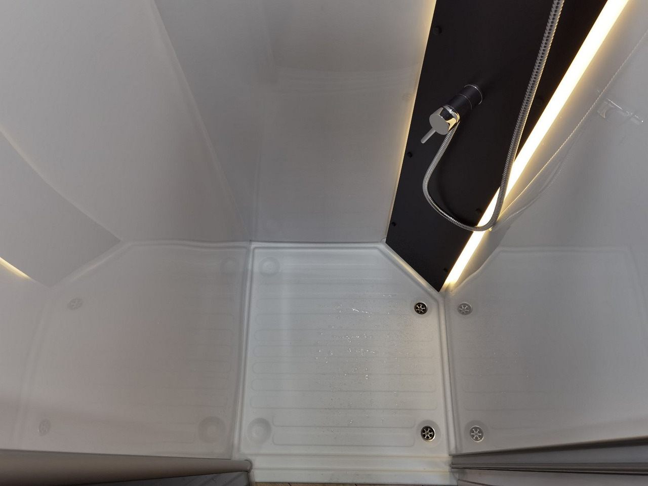 Half integraal camper Chausson 630 TITANIUM / - 2026 - / EINZEL.- HUBBETTEN