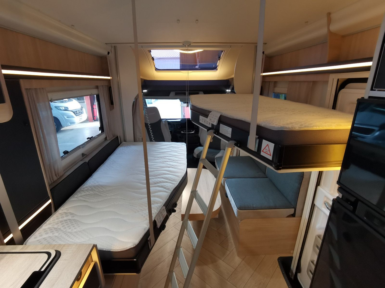 Half integraal camper Chausson 630 TITANIUM / - 2026 - / EINZEL.- HUBBETTEN