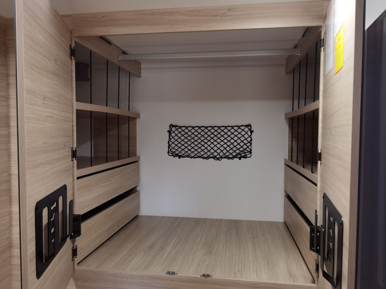 Half integraal camper Chausson 630 TITANIUM / - 2026 - / EINZEL.- HUBBETTEN