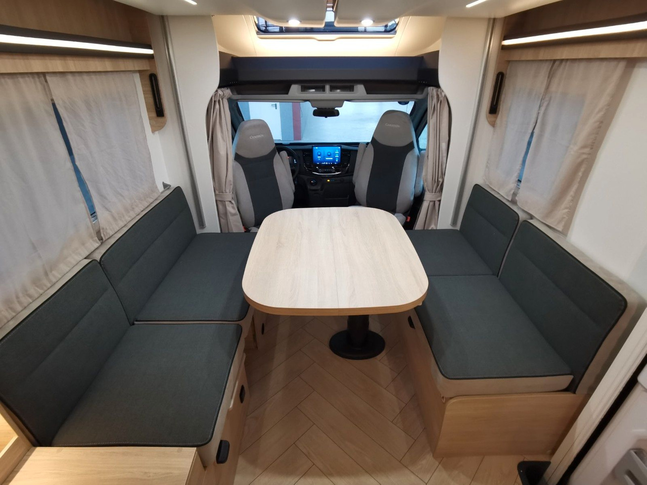 Half integraal camper Chausson 630 TITANIUM / - 2026 - / EINZEL.- HUBBETTEN