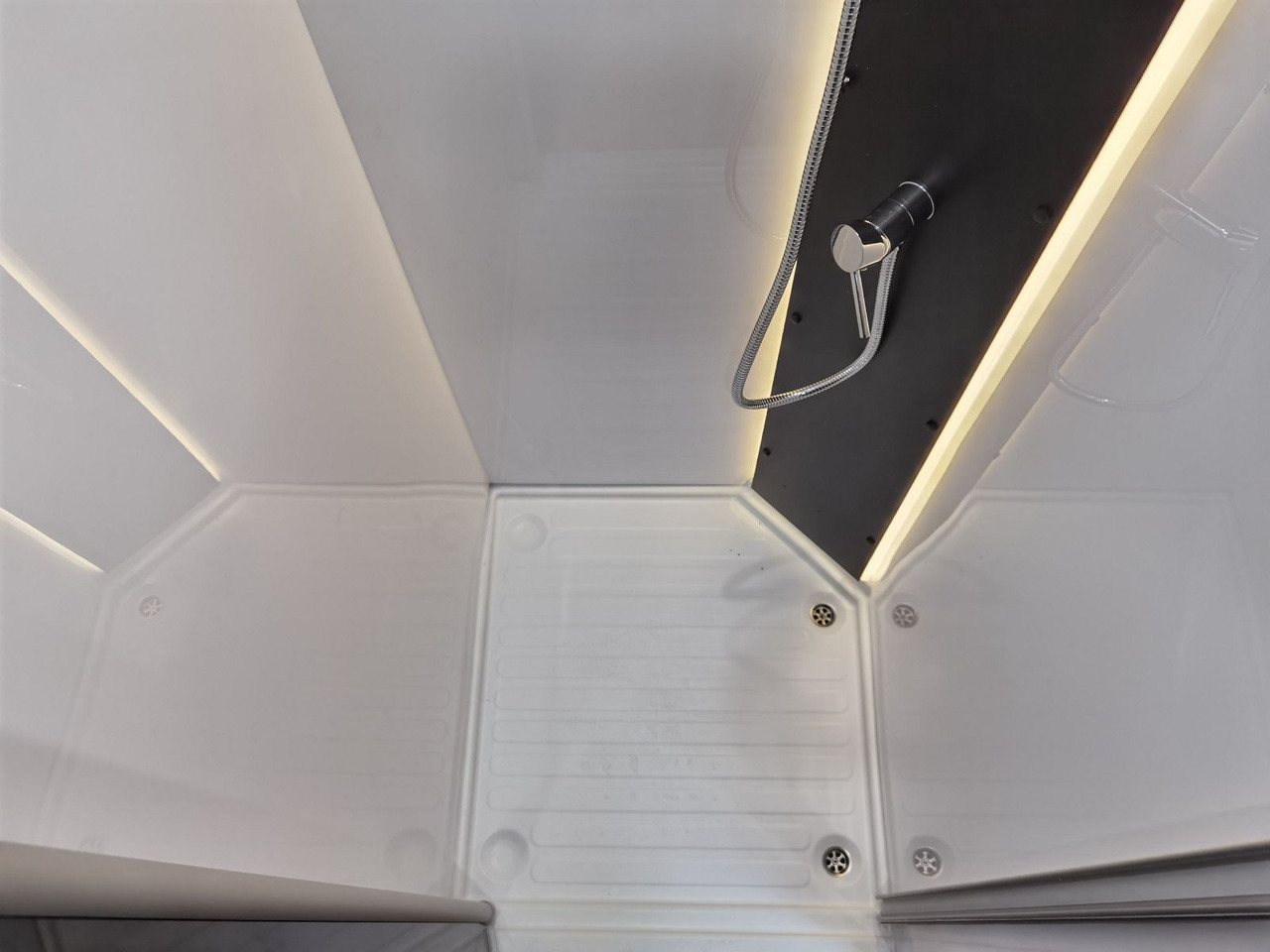 Half integraal camper Chausson 630 TITANIUM / - 2026 - / EINZEL.- HUBBETTEN