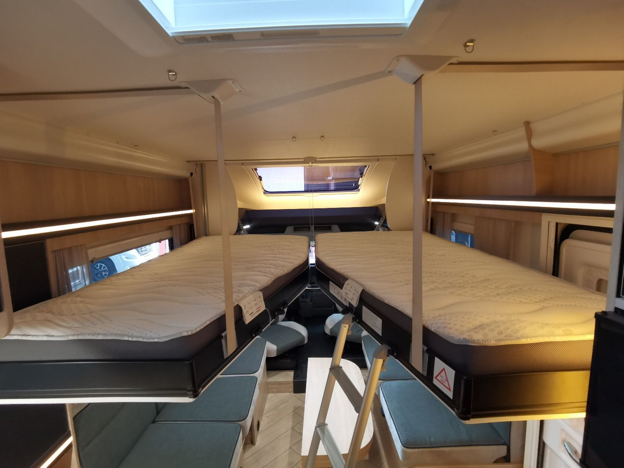 Half integraal camper Chausson 630 TITANIUM / - 2026 - / EINZEL.- HUBBETTEN