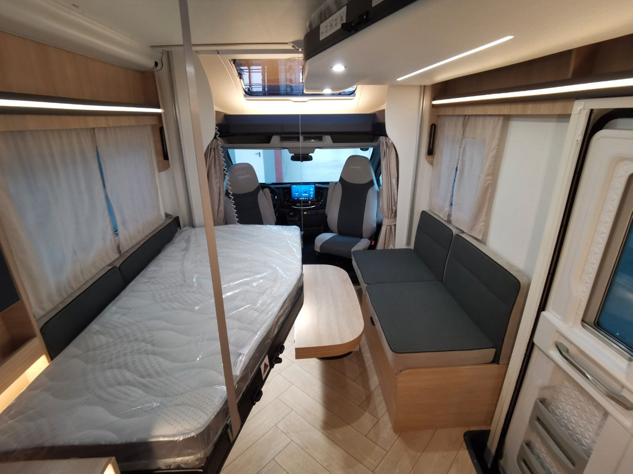 Half integraal camper Chausson 630 TITANIUM / - 2026 - / EINZEL.- HUBBETTEN