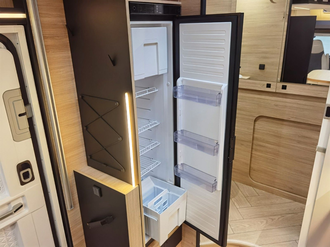 Half integraal camper Chausson 630 TITANIUM / - 2026 - / EINZEL.- HUBBETTEN