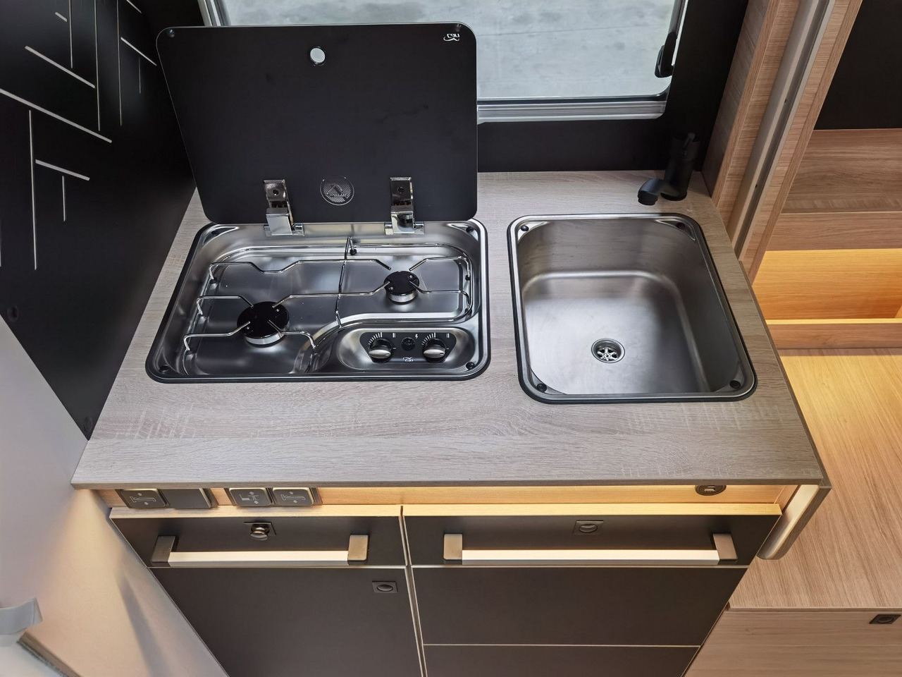 Half integraal camper Chausson 630 TITANIUM / - 2026 - / EINZEL.- HUBBETTEN