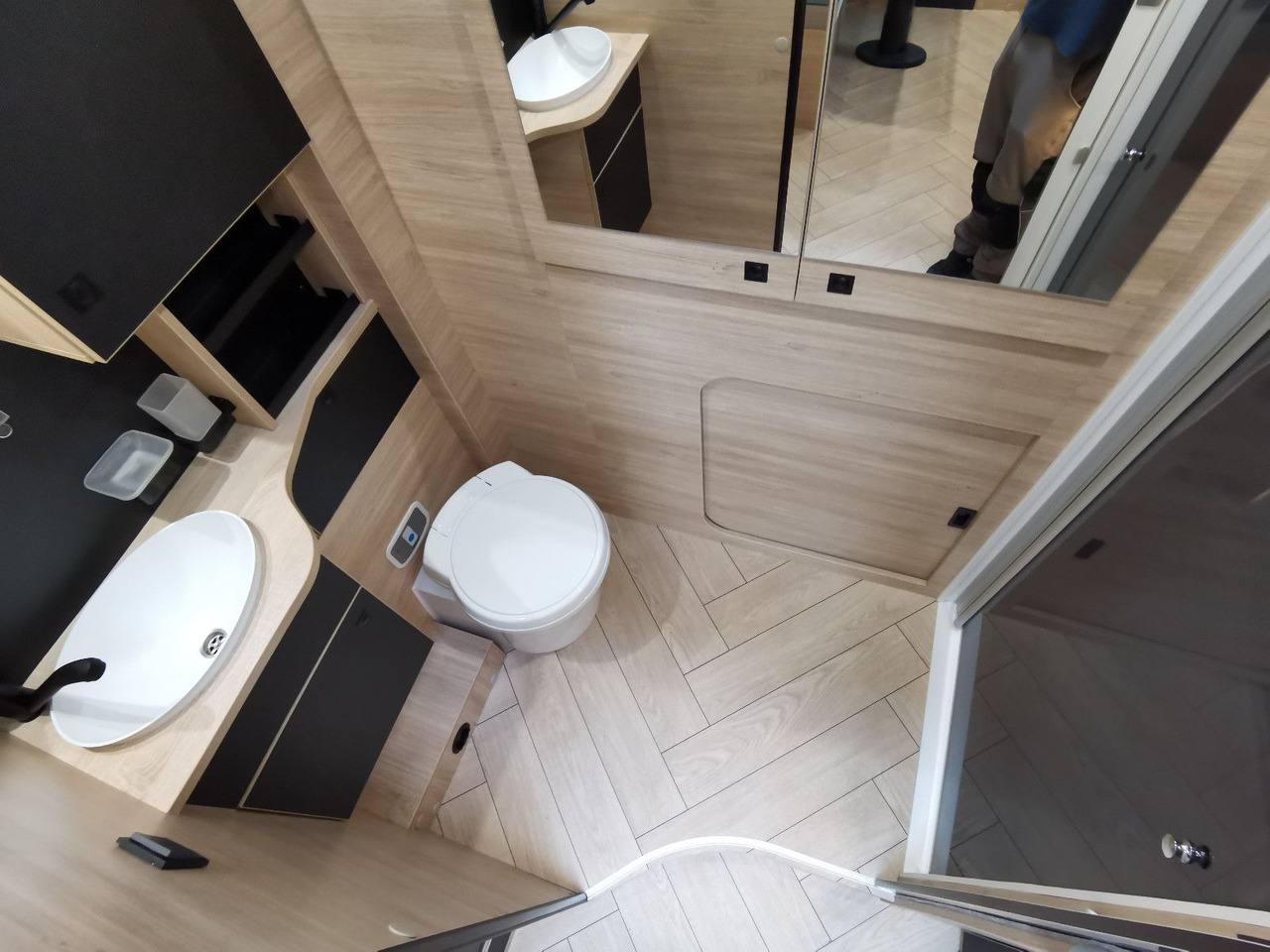 Half integraal camper Chausson 630 TITANIUM / - 2026 - / EINZEL.- HUBBETTEN