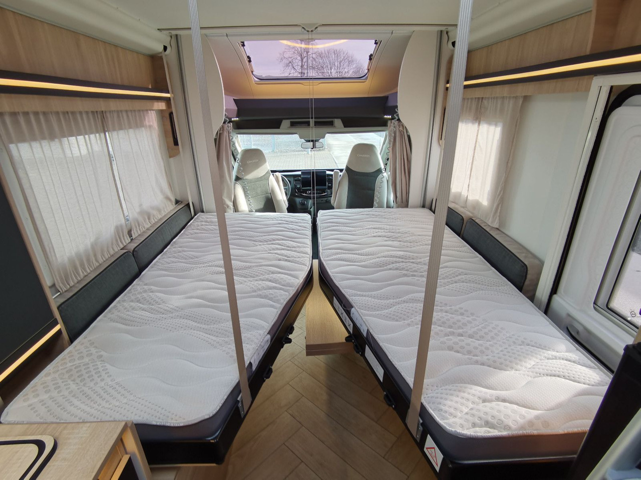 Half integraal camper Chausson 630 TITANIUM / MODELL 2026 / EINZELHUBBETTEN