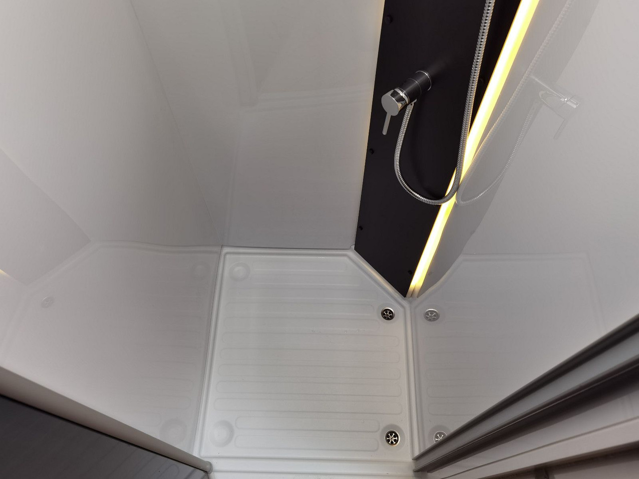 Half integraal camper Chausson 630 TITANIUM / MODELL 2026 / EINZELHUBBETTEN