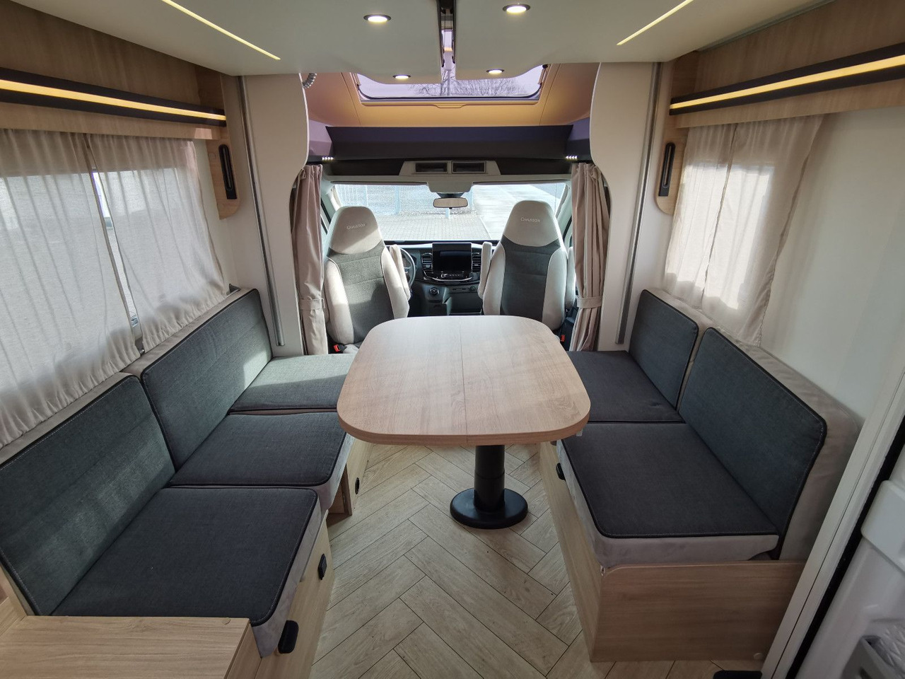 Half integraal camper Chausson 630 TITANIUM / MODELL 2026 / EINZELHUBBETTEN