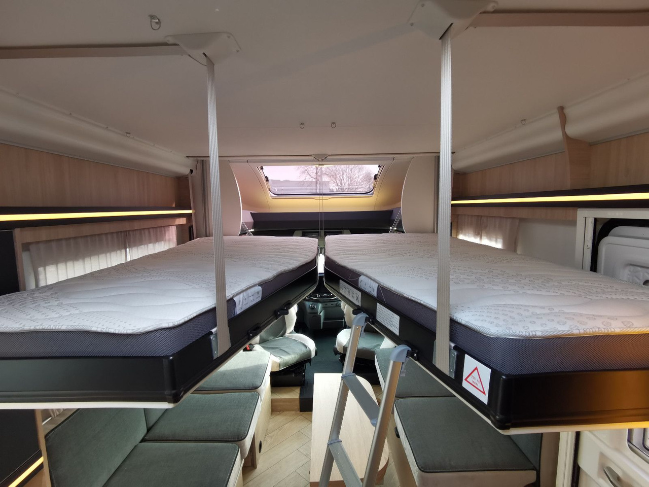 Half integraal camper Chausson 630 TITANIUM / MODELL 2026 / EINZELHUBBETTEN