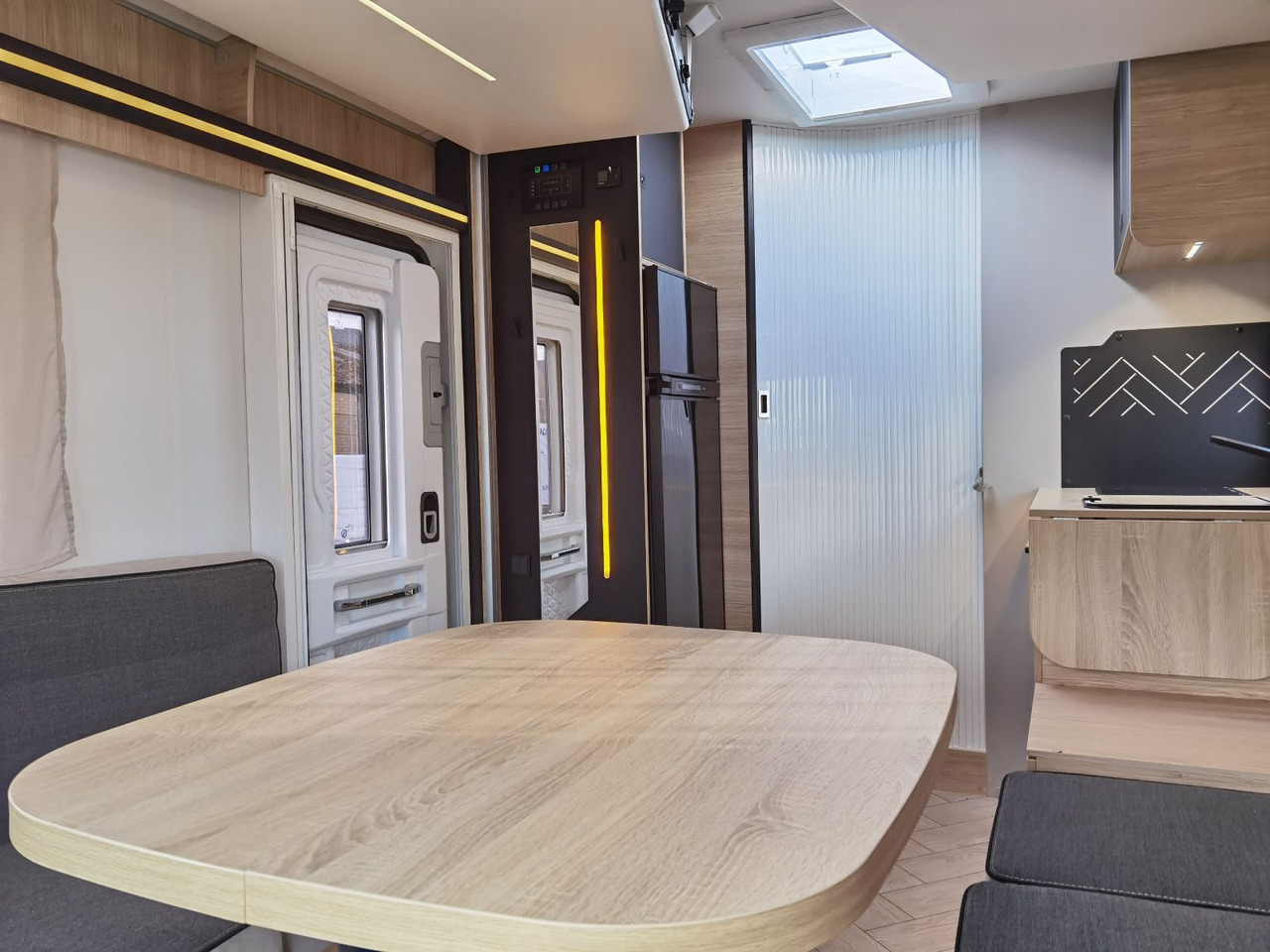 Half integraal camper Chausson 630 TITANIUM / MODELL 2026 / EINZELHUBBETTEN