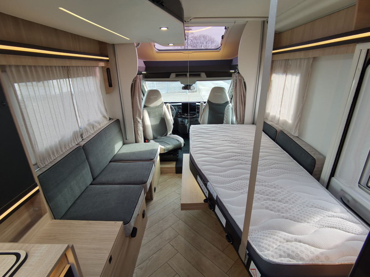 Half integraal camper Chausson 630 TITANIUM / MODELL 2026 / EINZELHUBBETTEN