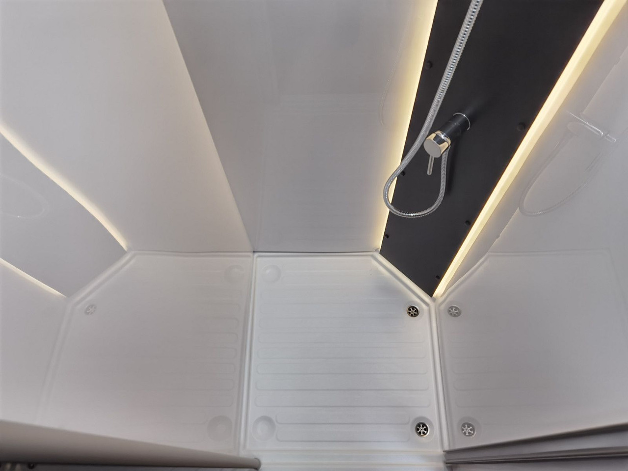 Half integraal camper Chausson 640 TITANIUM / -2026- / 165PS-8G. / XXL- HUBBETT