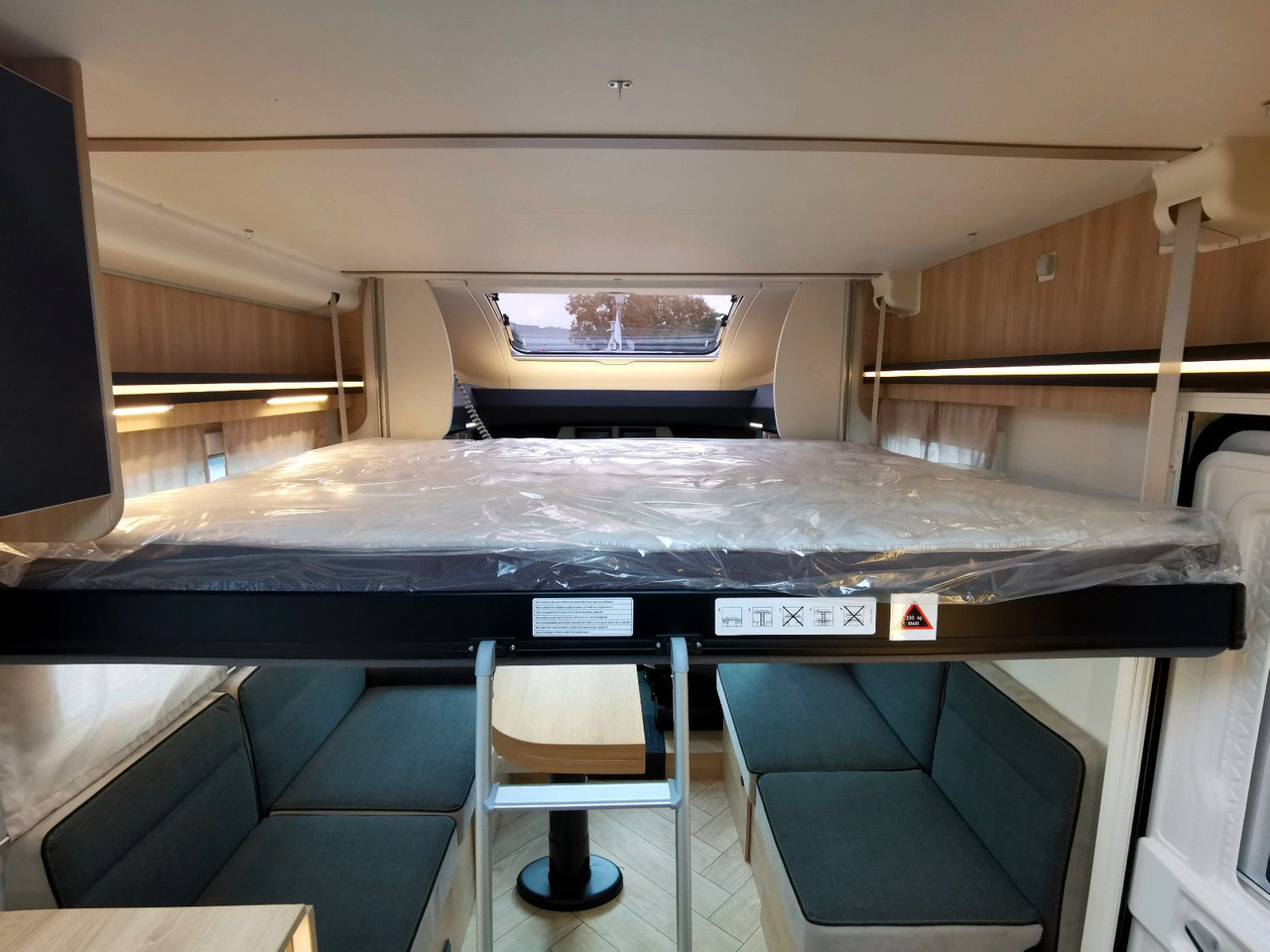 Half integraal camper Chausson 640 TITANIUM / - 2026 - / XXL- HUBBETT & RAUMBAD