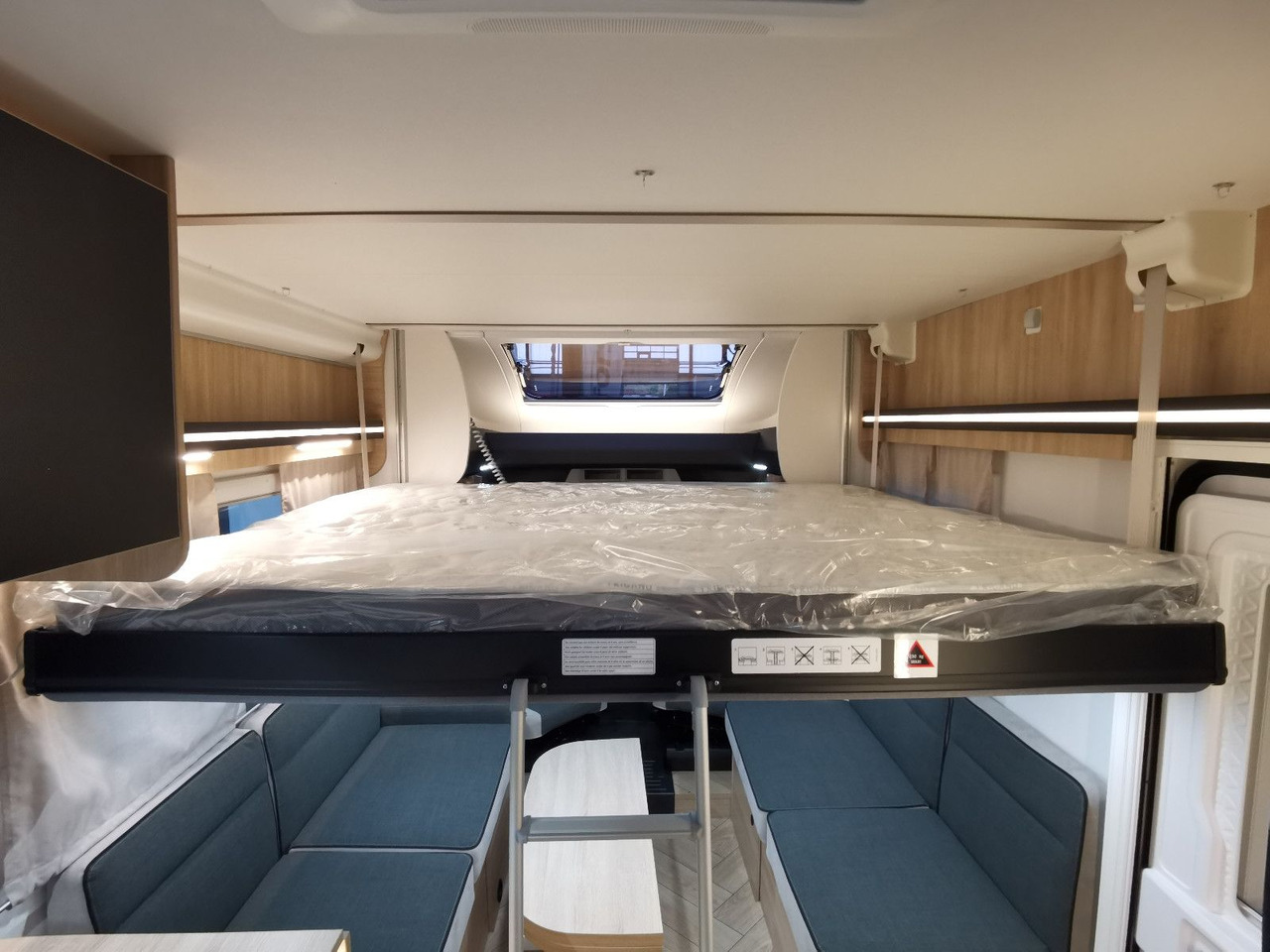 Half integraal camper Chausson 640 TITANIUM /- 2026 - / XXL - HUBBETT & RAUMBAD