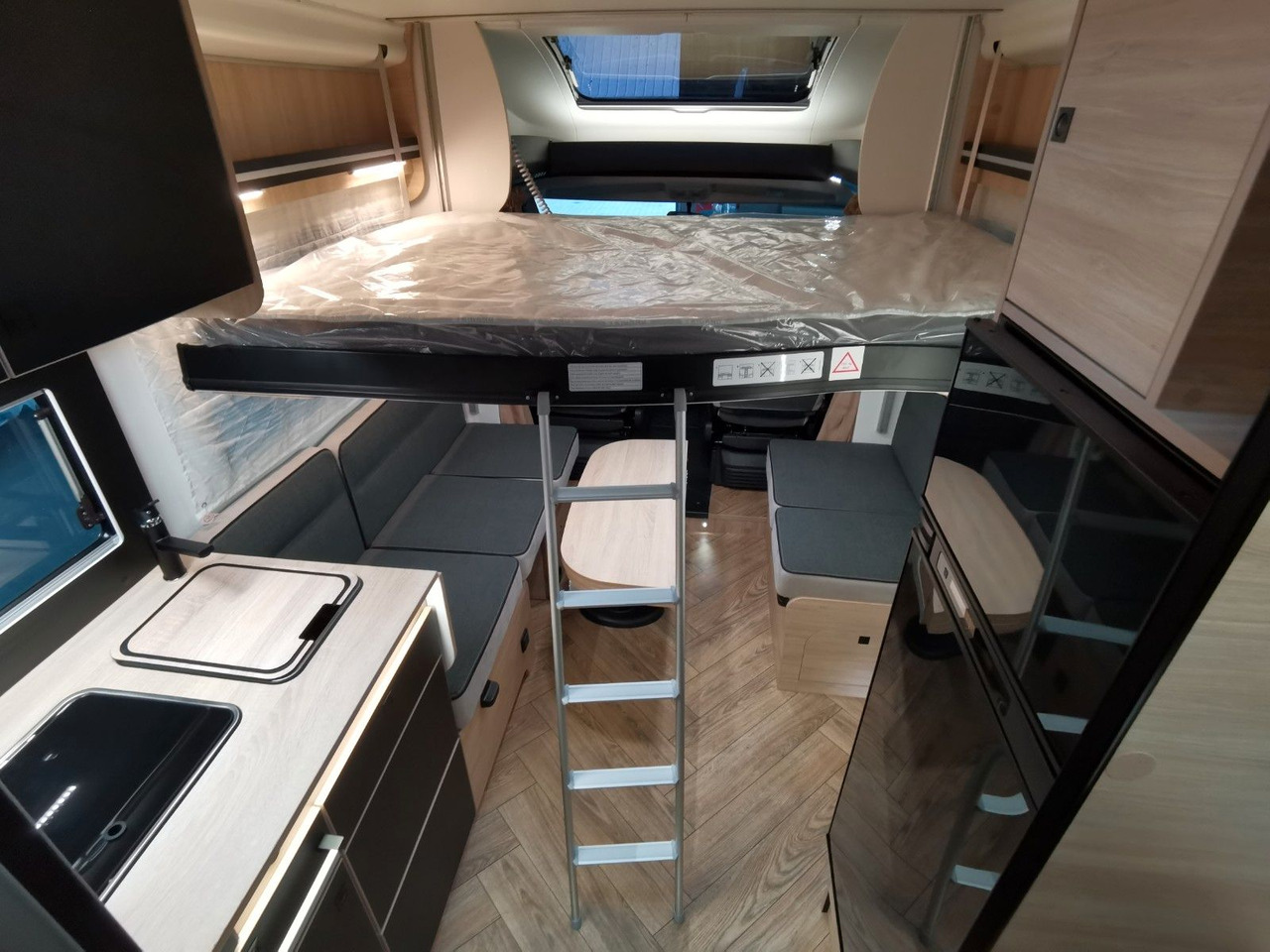 Half integraal camper Chausson 650 ETAPE - LINE / 140PS / HUBBETT & RAUMBAD