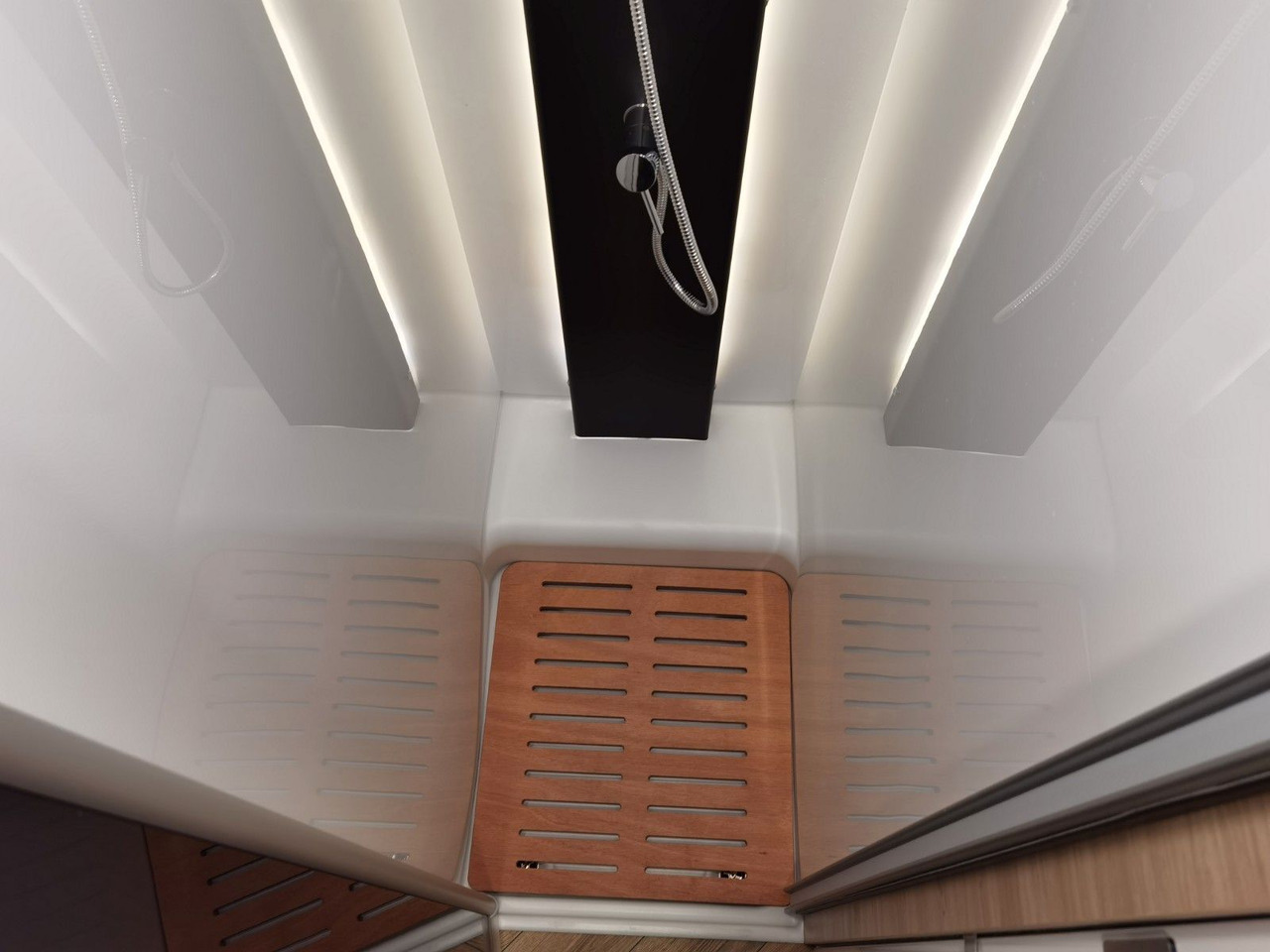 Half integraal camper Chausson 650 ETAPE - LINE / 140PS / HUBBETT & RAUMBAD