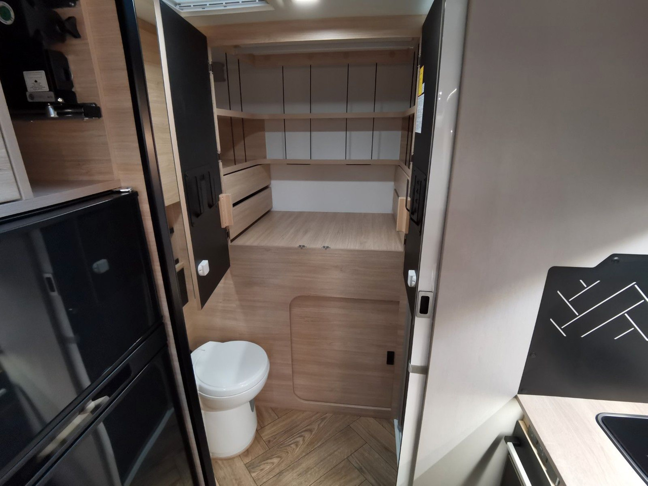Half integraal camper Chausson 650 ETAPE - LINE / 140PS / HUBBETT & RAUMBAD