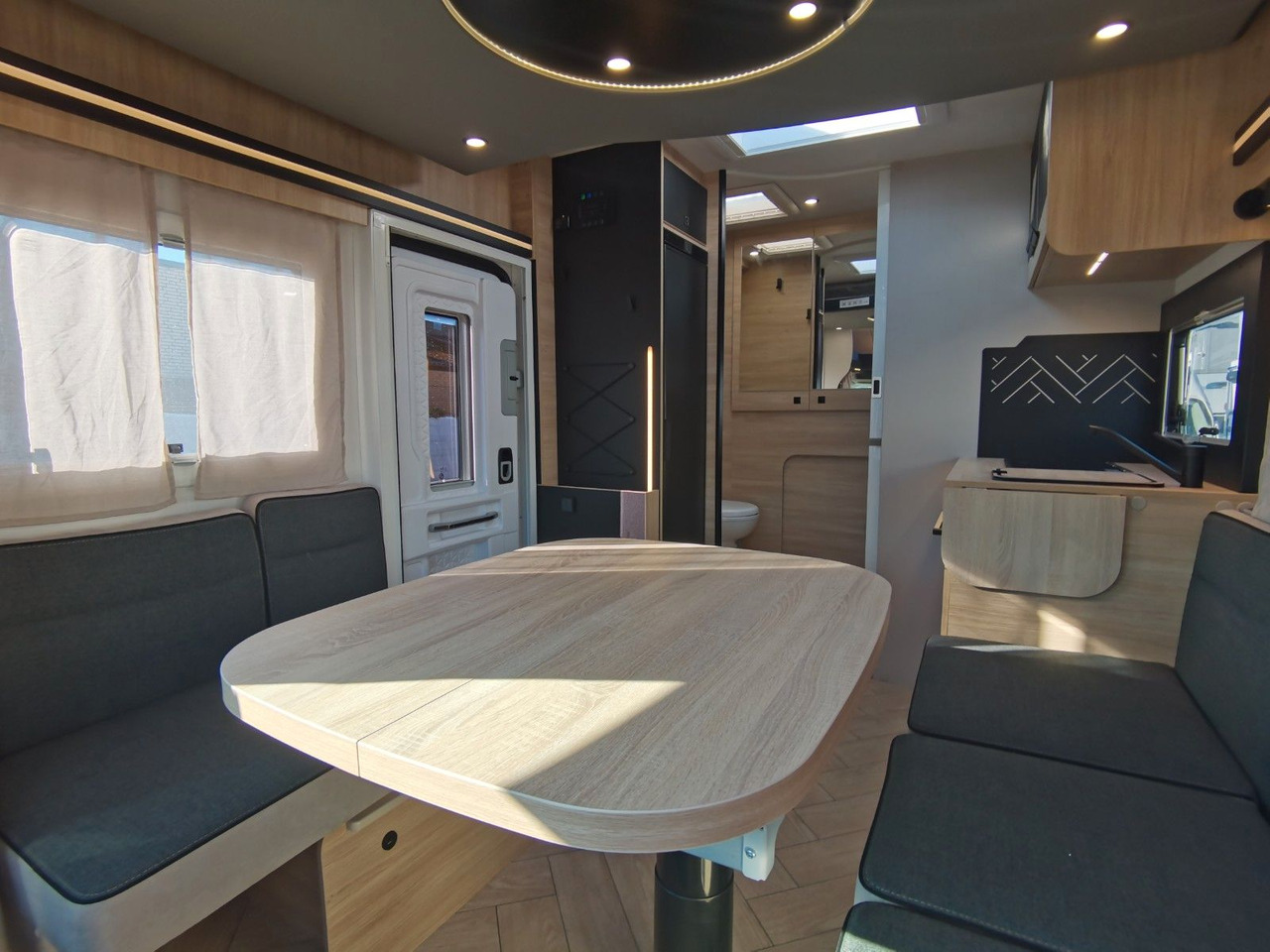 Half integraal camper Chausson 650 TITANIUM / - 2026 - / 165PS - 8G. / HUBBETT