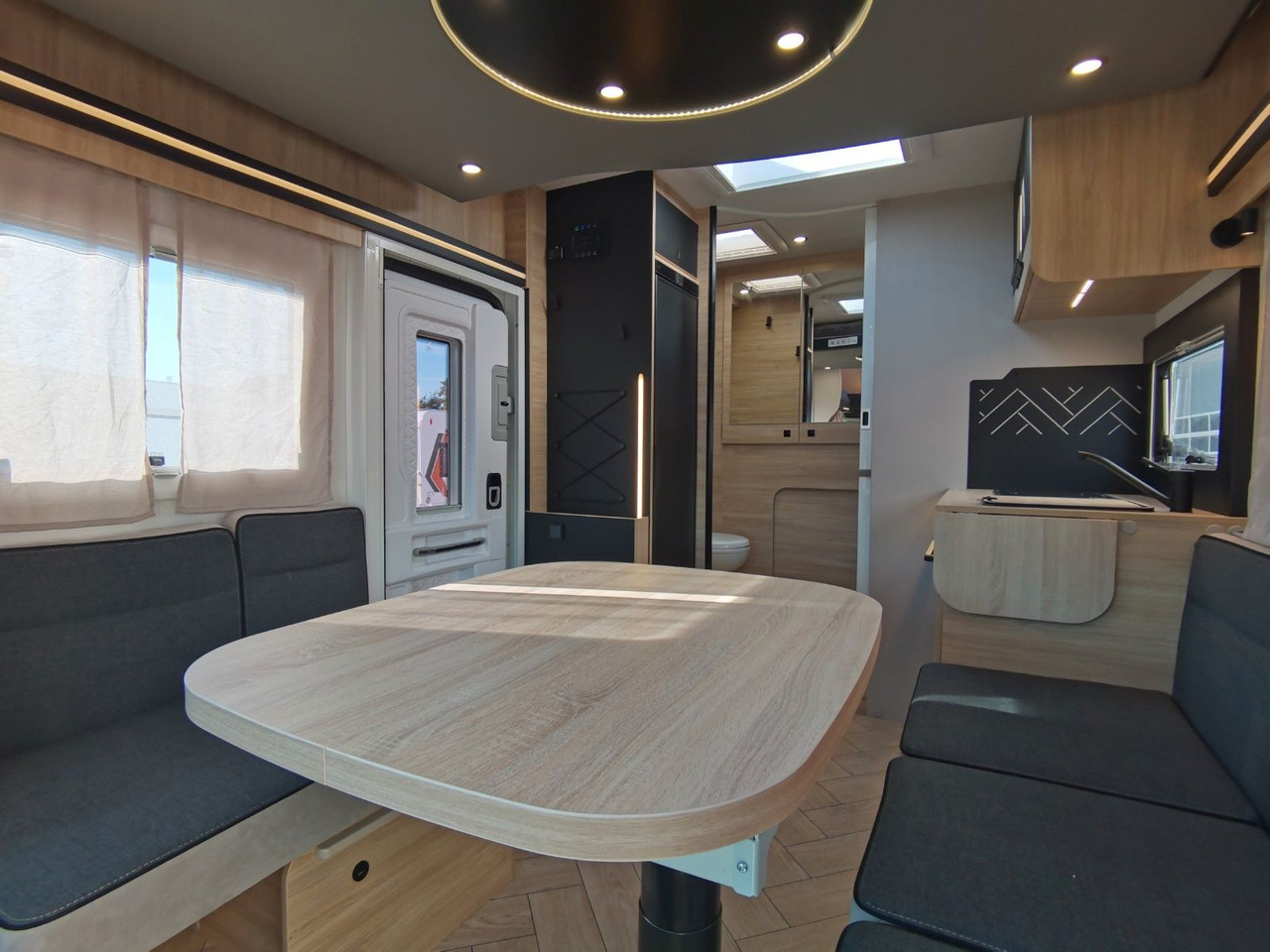 Half integraal camper Chausson 650 TITANIUM / - 2026 - / 165PS - 8G. / HUBBETT