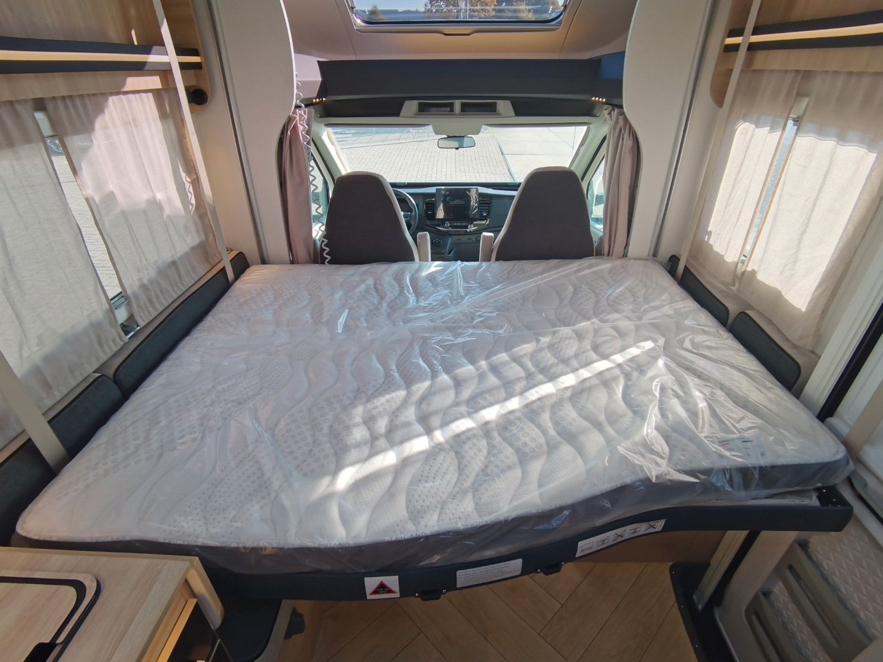 Half integraal camper Chausson 650 TITANIUM / - 2026 - / 165PS - 8G. / HUBBETT