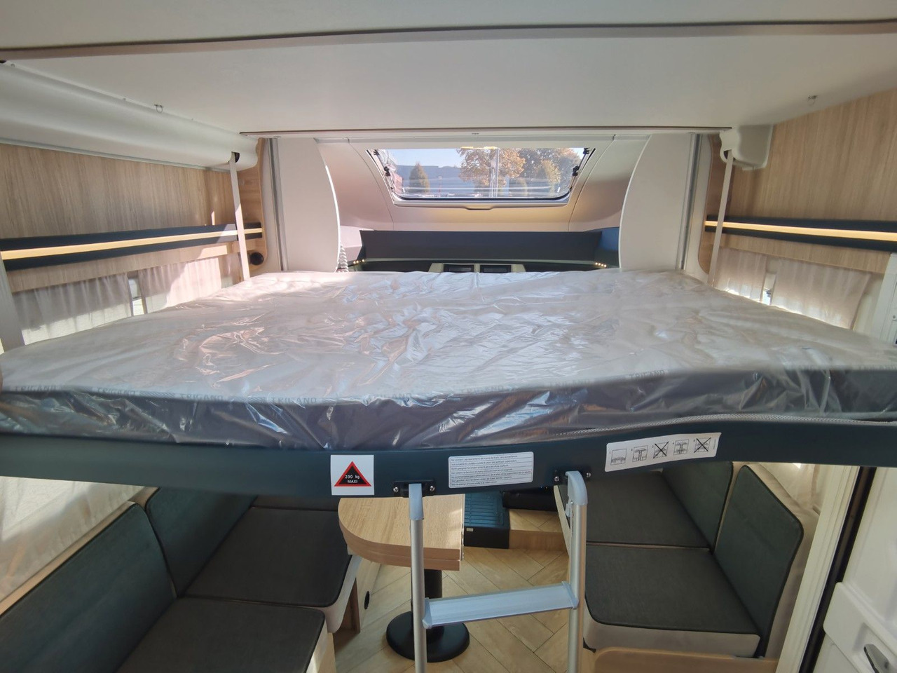 Half integraal camper Chausson 650 TITANIUM / - 2026 - / 165PS - 8G. / HUBBETT