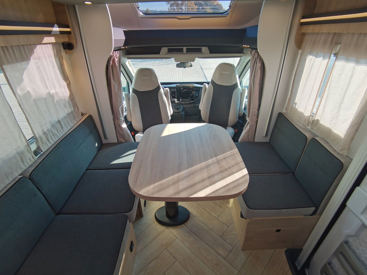 Half integraal camper Chausson 650 TITANIUM / - 2026 - / 165PS - 8G. / HUBBETT