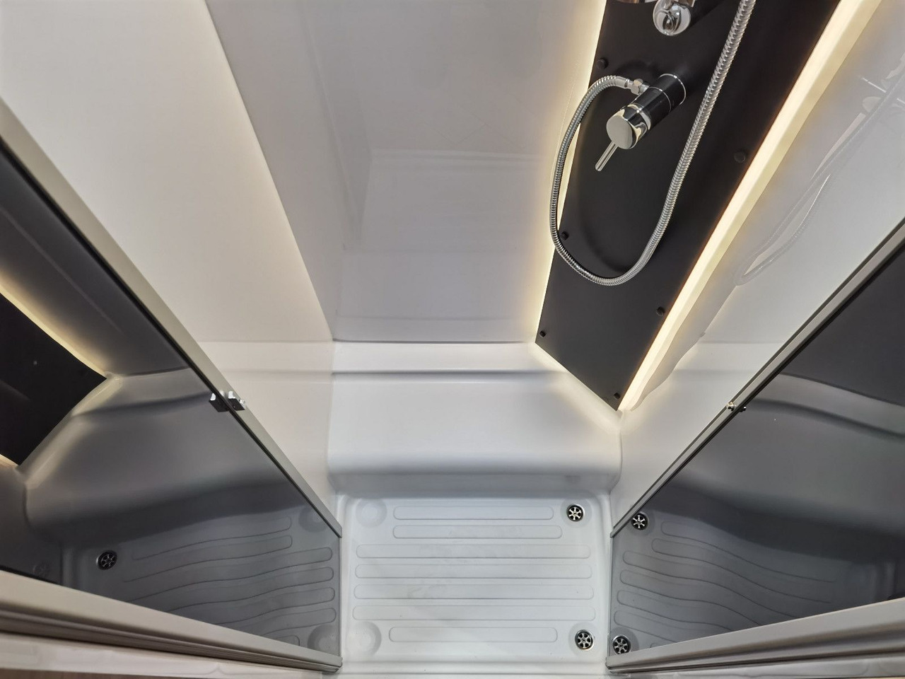 Half integraal camper Chausson 777 ETAPE LINE / -2025- / HUBBETT & EINZELBETTEN
