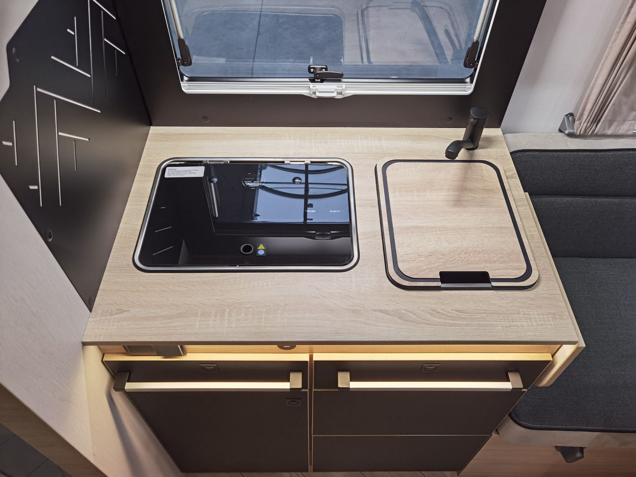 Half integraal camper Chausson 797 TITANIUM / -2026- / 165PS-8G. / EINZELBETTEN