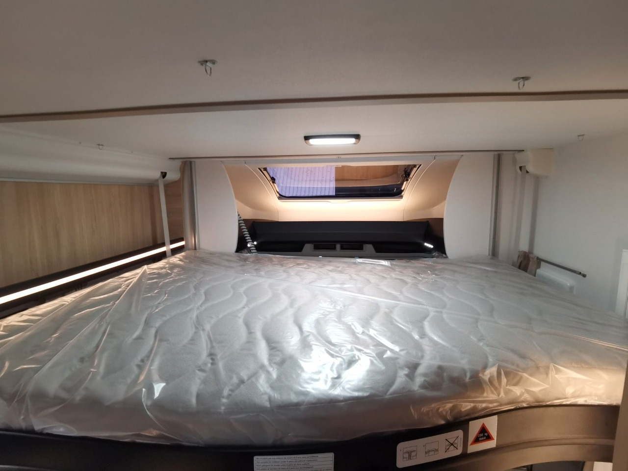 Half integraal camper Chausson 797 TITANIUM / - 2026 - / 4.1T. / EINZELBETTEN