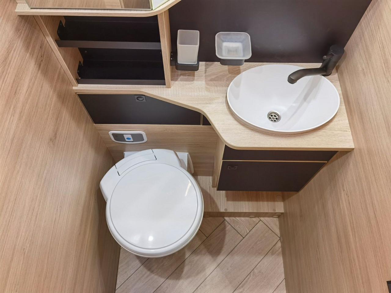 Half integraal camper Chausson 797 TITANIUM / - 2026 - / EINZELBETTEN & HUBBETT