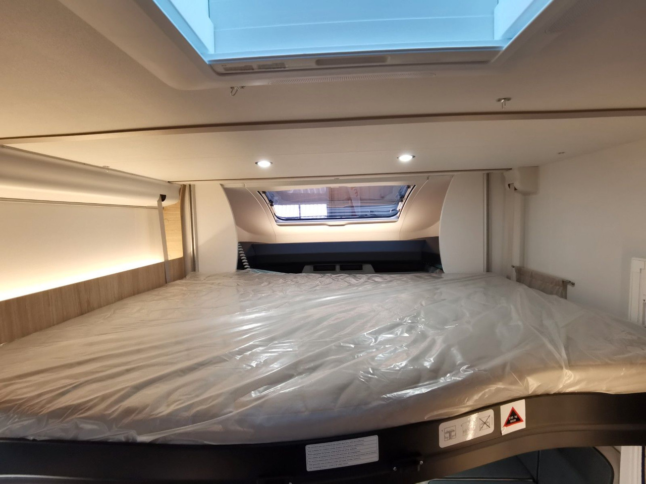 Half integraal camper Chausson 797 TITANIUM / - 2026 - / EINZELBETTEN & HUBBETT