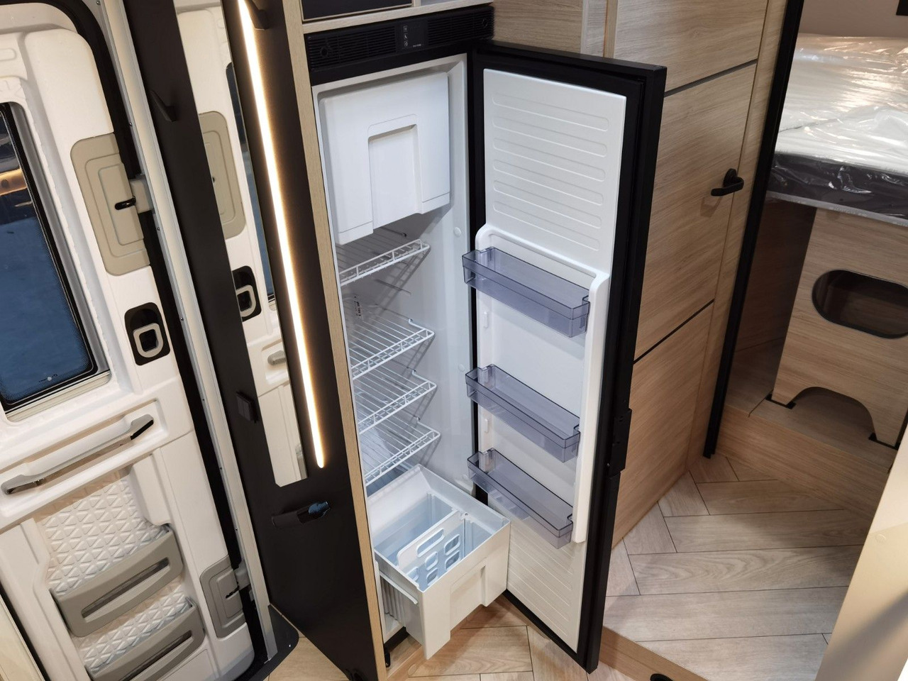 Half integraal camper Chausson 797 TITANIUM / - 2026 - / EINZELBETTEN & HUBBETT