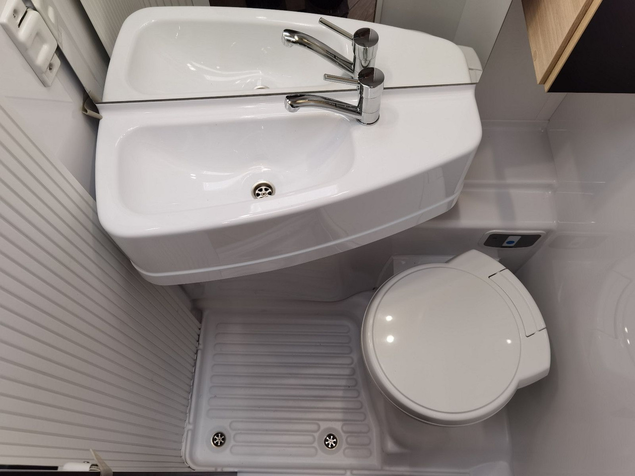 Half integraal camper Chausson S 697 SPORT LINE / - 2026 - / EINZELBETTEN