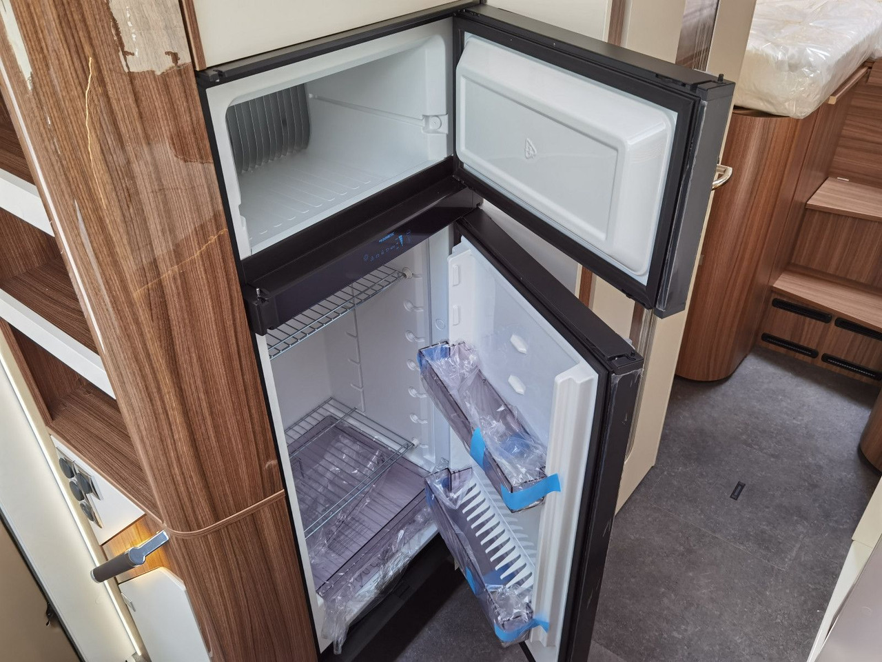 Half integraal camper Eura Mobil CONTURA 766 EB /LUMINARY PAKET / EINZELBETTEN