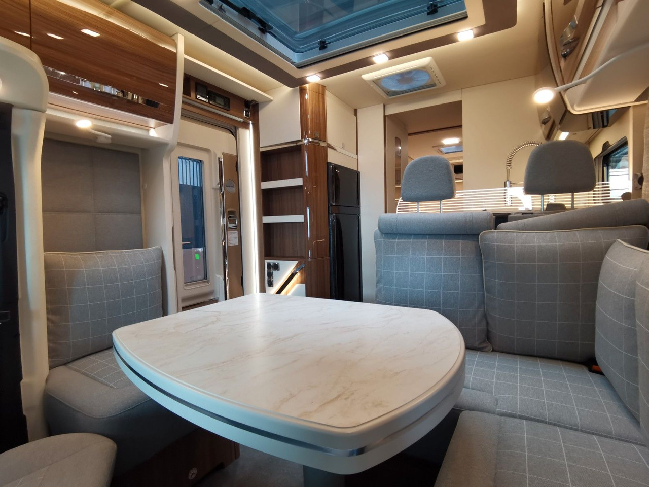 Half integraal camper Eura Mobil CONTURA 766 EB /LUMINARY PAKET / EINZELBETTEN