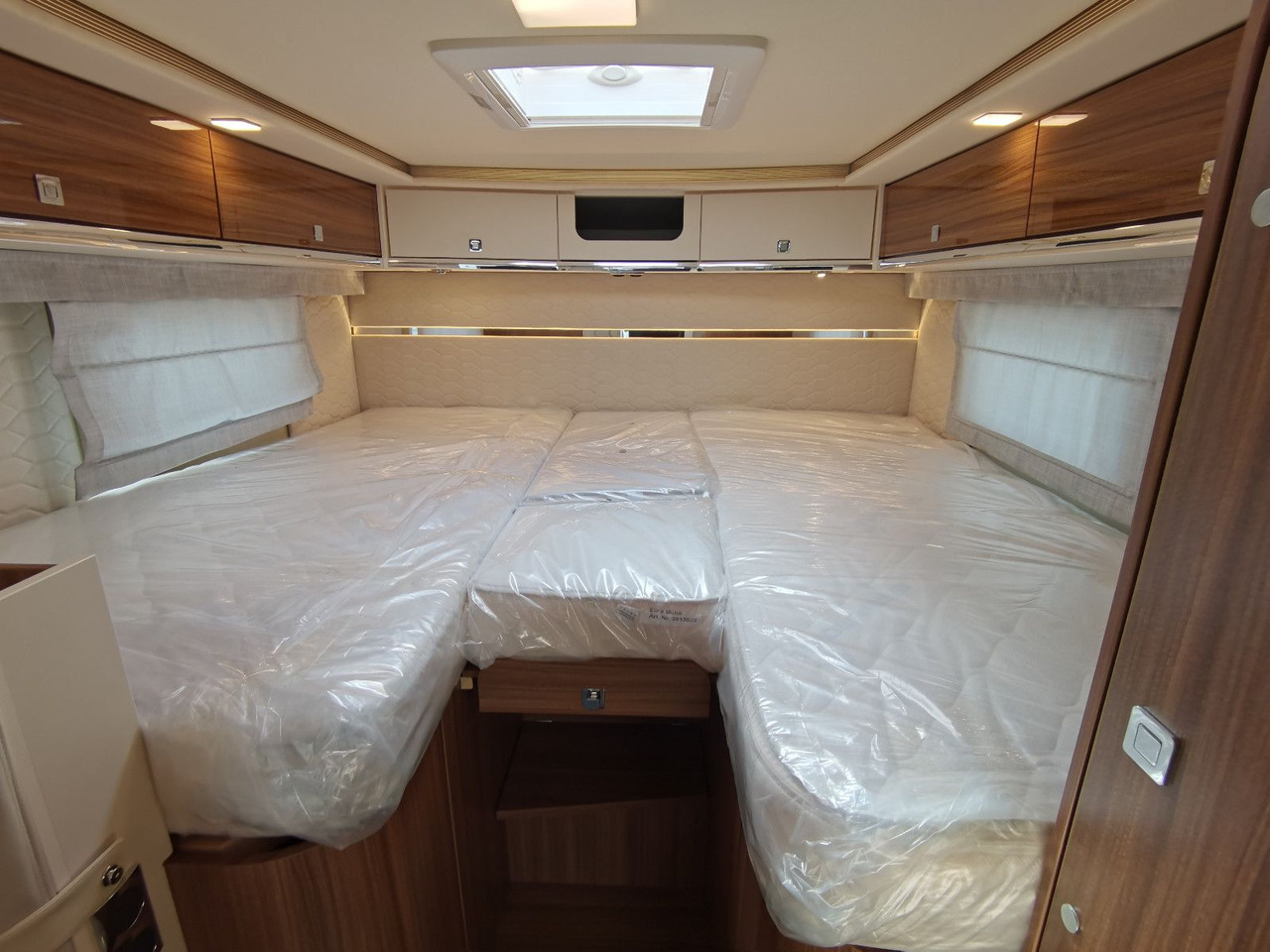 Half integraal camper Eura Mobil CONTURA 766 EB /LUMINARY PAKET / EINZELBETTEN