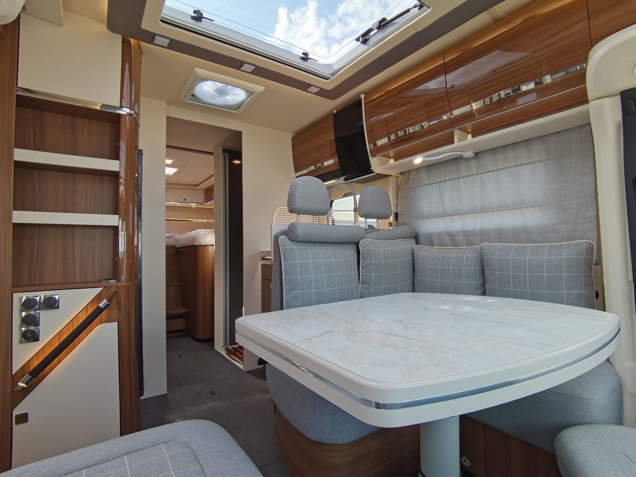 Half integraal camper Eura Mobil CONTURA 766 EB /LUMINARY PAKET / EINZELBETTEN