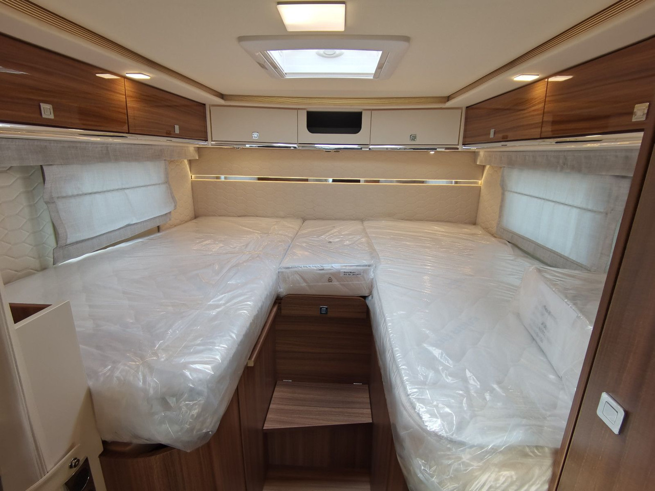 Half integraal camper Eura Mobil CONTURA 766 EB /LUMINARY PAKET / EINZELBETTEN