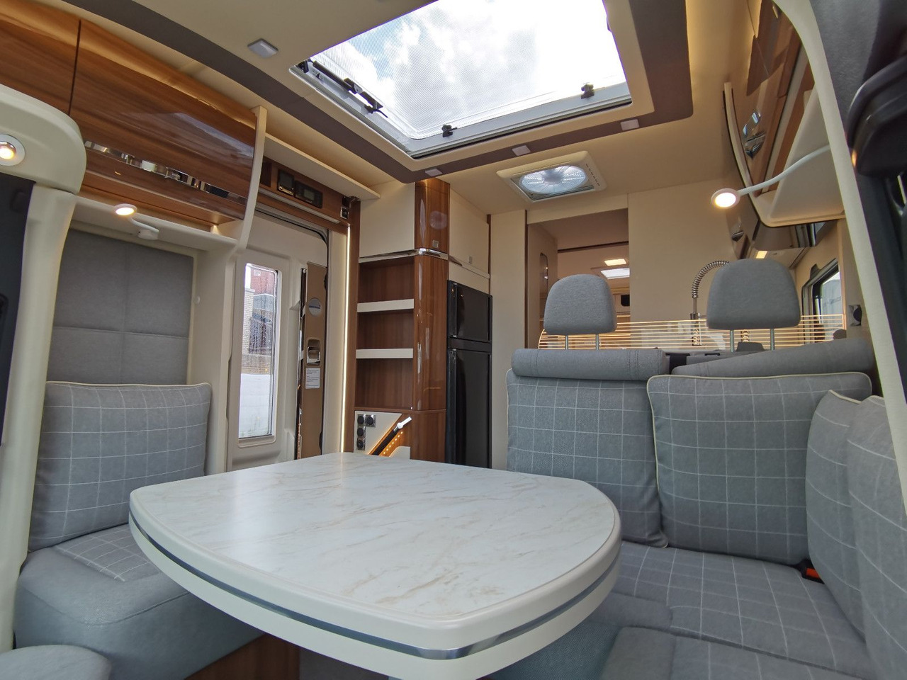 Half integraal camper Eura Mobil CONTURA 766 EB /LUMINARY PAKET / EINZELBETTEN