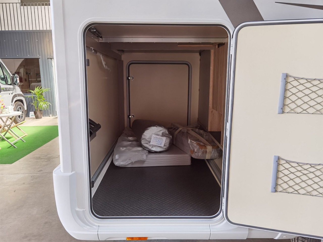 Half integraal camper Eura Mobil PROFILA T 696 EB /MONDIAL S-P. 2025/EINZELBETTEN