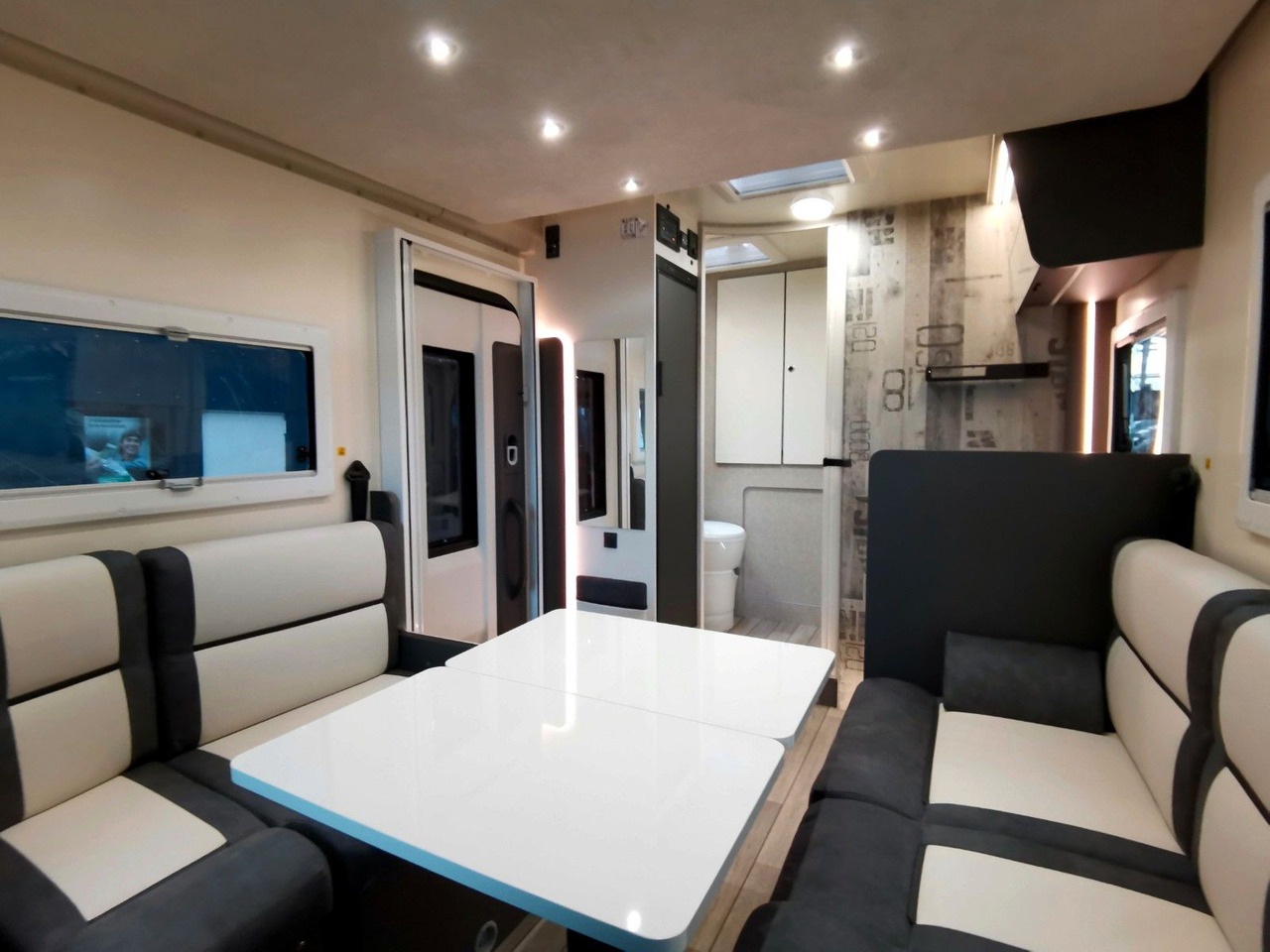 Half integraal camper Forster T 639 LF COUPÉ /-2025- /165PS / XXL - HUBBETT