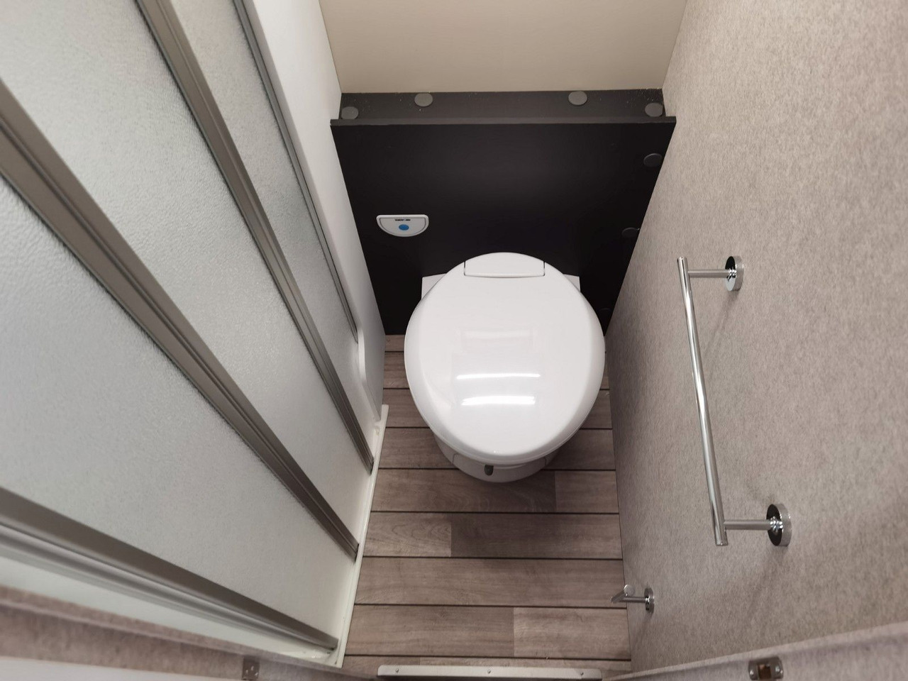 Half integraal camper Forster T 699 EB / -2025- / EINZELBETTEN / 140-AUTOMATIK