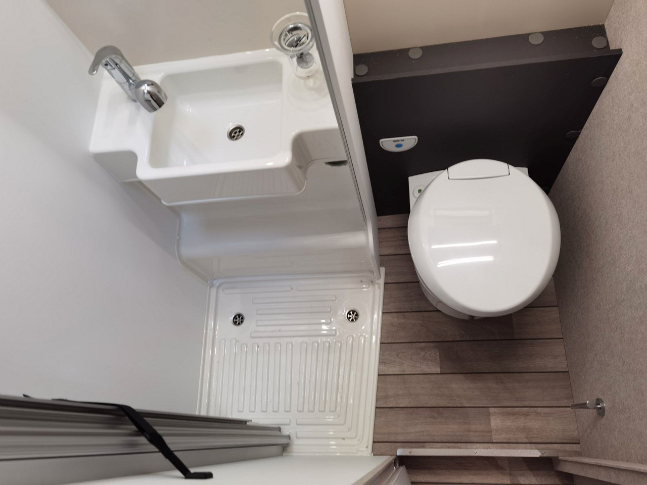 Half integraal camper Forster T 699 EB / -2025- / EINZELBETTEN / 140-AUTOMATIK